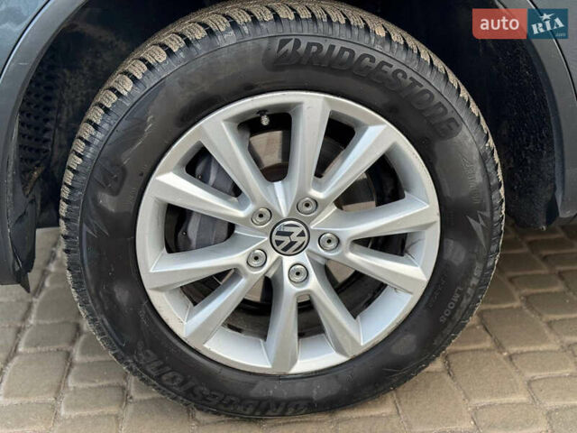 Сірий Фольксваген Туарег, об'ємом двигуна 3 л та пробігом 229 тис. км за 18100 $, фото 14 на Automoto.ua