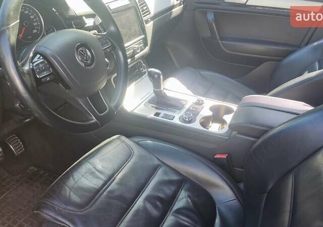 Серый Фольксваген Туарег, объемом двигателя 3 л и пробегом 319 тыс. км за 17500 $, фото 9 на Automoto.ua