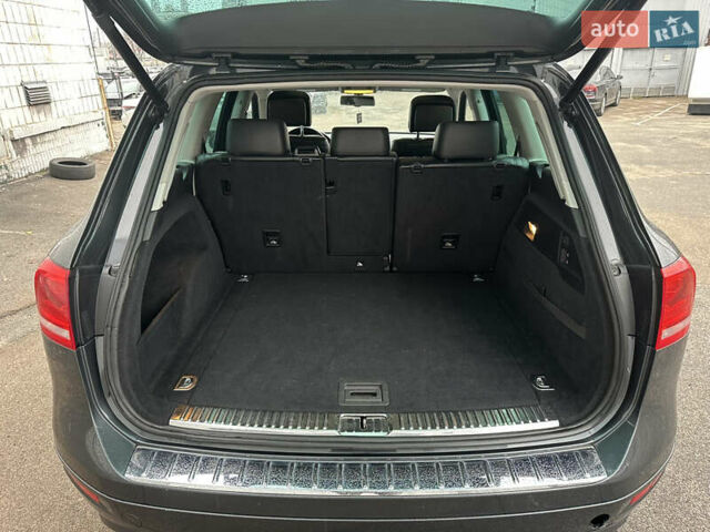 Серый Фольксваген Туарег, объемом двигателя 3 л и пробегом 222 тыс. км за 16500 $, фото 10 на Automoto.ua