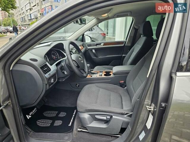 Сірий Фольксваген Туарег, об'ємом двигуна 2.97 л та пробігом 263 тис. км за 18790 $, фото 15 на Automoto.ua