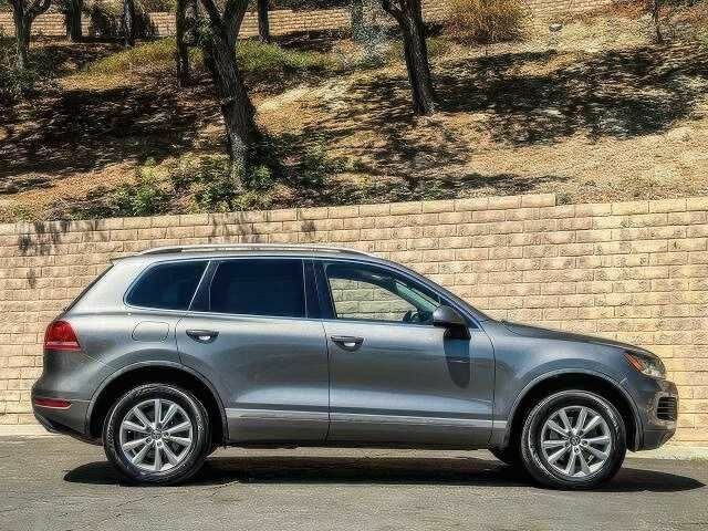 Сірий Фольксваген Туарег, об'ємом двигуна 3 л та пробігом 130 тис. км за 9900 $, фото 3 на Automoto.ua