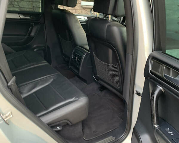 Серый Фольксваген Туарег, объемом двигателя 2.97 л и пробегом 300 тыс. км за 17200 $, фото 11 на Automoto.ua