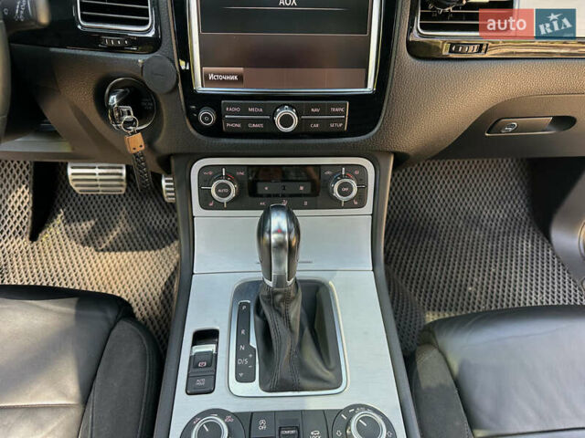 Серый Фольксваген Туарег, объемом двигателя 2.97 л и пробегом 224 тыс. км за 28086 $, фото 18 на Automoto.ua