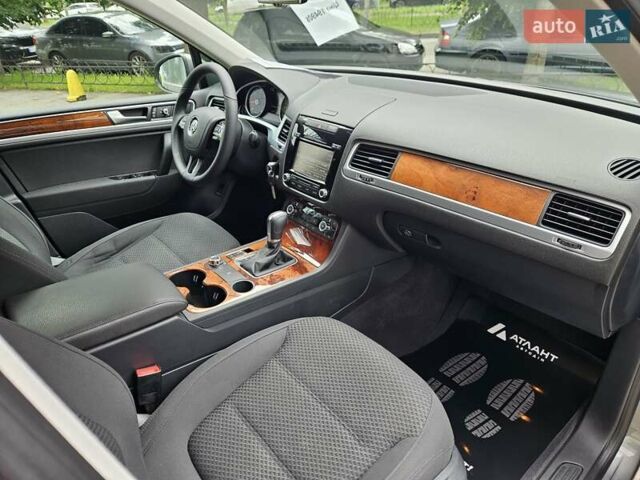 Сірий Фольксваген Туарег, об'ємом двигуна 2.97 л та пробігом 263 тис. км за 18790 $, фото 28 на Automoto.ua