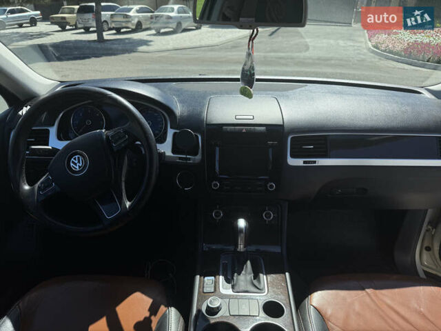 Серый Фольксваген Туарег, объемом двигателя 2.97 л и пробегом 330 тыс. км за 16500 $, фото 8 на Automoto.ua