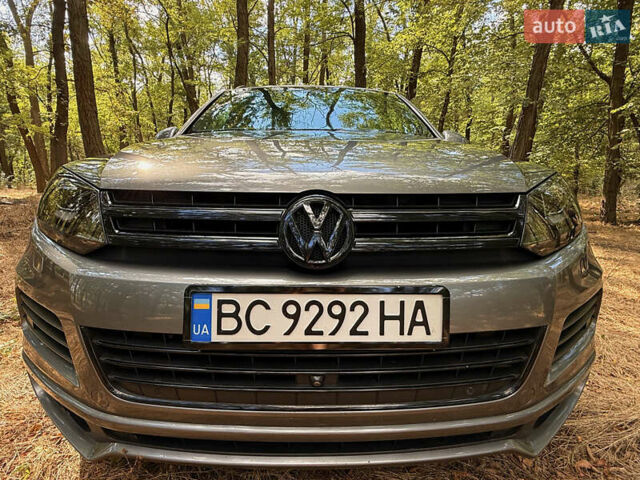 Серый Фольксваген Туарег, объемом двигателя 2.97 л и пробегом 224 тыс. км за 28086 $, фото 3 на Automoto.ua