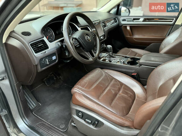 Серый Фольксваген Туарег, объемом двигателя 2.97 л и пробегом 261 тыс. км за 18000 $, фото 17 на Automoto.ua