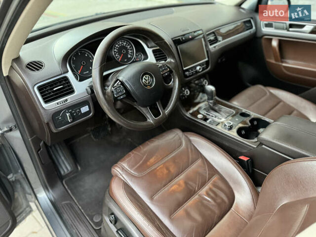Серый Фольксваген Туарег, объемом двигателя 2.97 л и пробегом 261 тыс. км за 18000 $, фото 20 на Automoto.ua