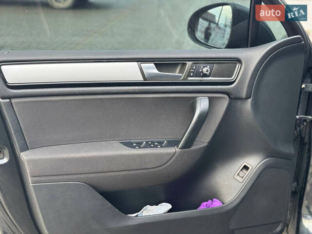 Сірий Фольксваген Туарег, об'ємом двигуна 3 л та пробігом 229 тис. км за 18100 $, фото 13 на Automoto.ua