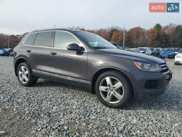 Серый Фольксваген Туарег, объемом двигателя 3 л и пробегом 251 тыс. км за 2400 $, фото 3 на Automoto.ua