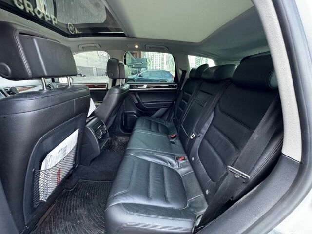 Серый Фольксваген Туарег, объемом двигателя 3 л и пробегом 237 тыс. км за 17500 $, фото 5 на Automoto.ua