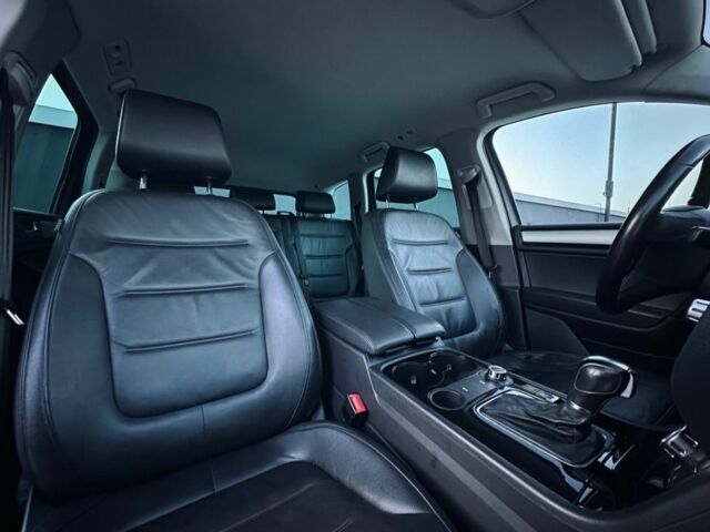 Серый Фольксваген Туарег, объемом двигателя 3 л и пробегом 209 тыс. км за 4900 $, фото 6 на Automoto.ua