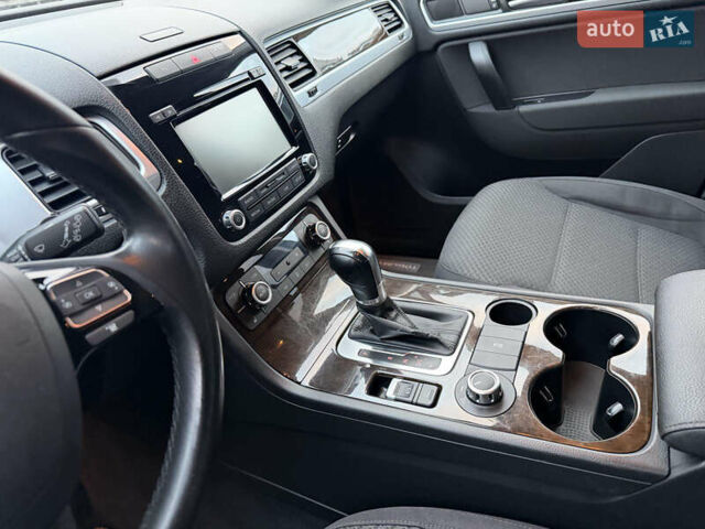 Серый Фольксваген Туарег, объемом двигателя 2.97 л и пробегом 223 тыс. км за 16500 $, фото 3 на Automoto.ua