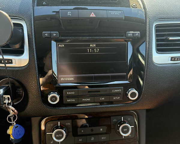 Серый Фольксваген Туарег, объемом двигателя 2.97 л и пробегом 330 тыс. км за 16500 $, фото 13 на Automoto.ua