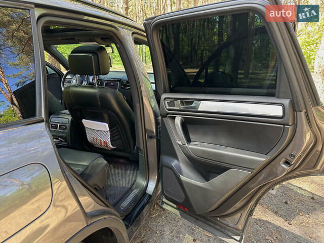 Серый Фольксваген Туарег, объемом двигателя 2.97 л и пробегом 224 тыс. км за 28086 $, фото 22 на Automoto.ua