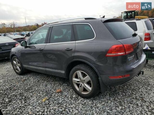 Серый Фольксваген Туарег, объемом двигателя 3 л и пробегом 251 тыс. км за 2400 $, фото 1 на Automoto.ua