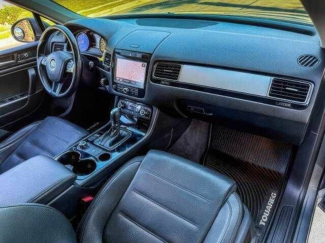 Сірий Фольксваген Туарег, об'ємом двигуна 3 л та пробігом 130 тис. км за 9900 $, фото 12 на Automoto.ua