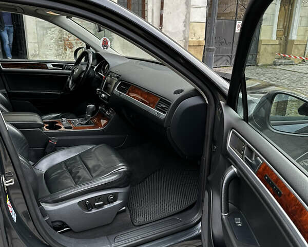 Серый Фольксваген Туарег, объемом двигателя 3 л и пробегом 275 тыс. км за 21299 $, фото 9 на Automoto.ua