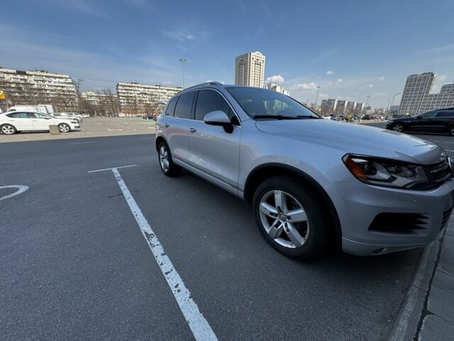 Серый Фольксваген Туарег, объемом двигателя 3 л и пробегом 237 тыс. км за 17500 $, фото 3 на Automoto.ua