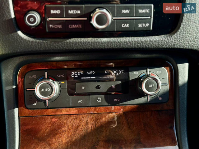 Серый Фольксваген Туарег, объемом двигателя 3 л и пробегом 222 тыс. км за 20800 $, фото 12 на Automoto.ua