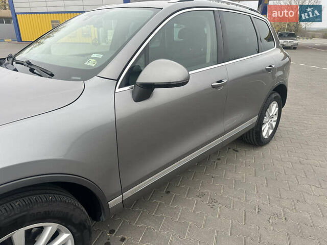 Серый Фольксваген Туарег, объемом двигателя 3.6 л и пробегом 303 тыс. км за 15800 $, фото 4 на Automoto.ua