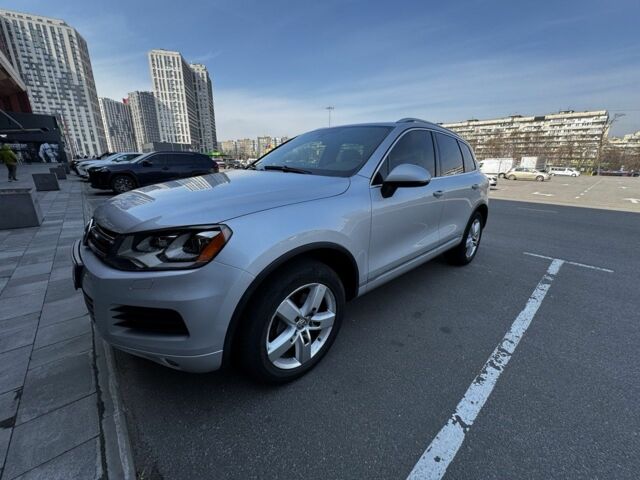 Серый Фольксваген Туарег, объемом двигателя 3 л и пробегом 237 тыс. км за 17500 $, фото 2 на Automoto.ua