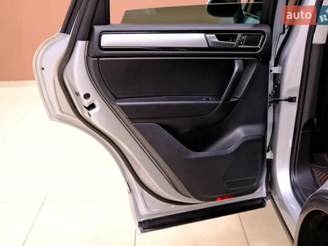 Серый Фольксваген Туарег, объемом двигателя 3 л и пробегом 219 тыс. км за 17900 $, фото 32 на Automoto.ua