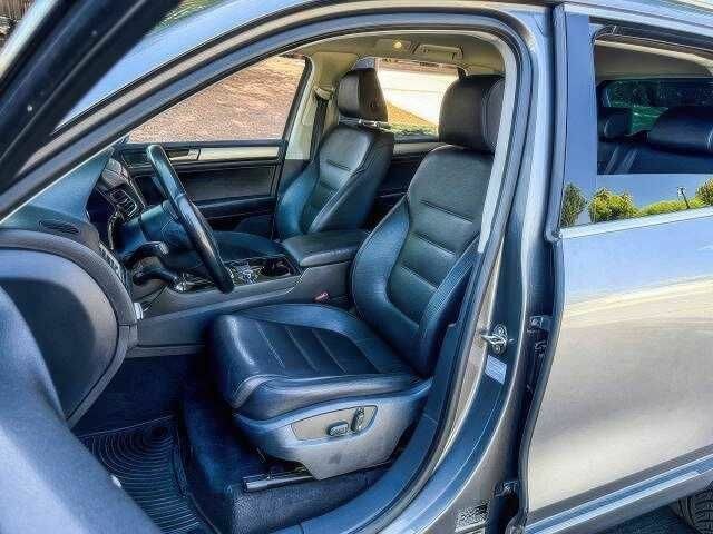 Сірий Фольксваген Туарег, об'ємом двигуна 3 л та пробігом 130 тис. км за 9900 $, фото 14 на Automoto.ua