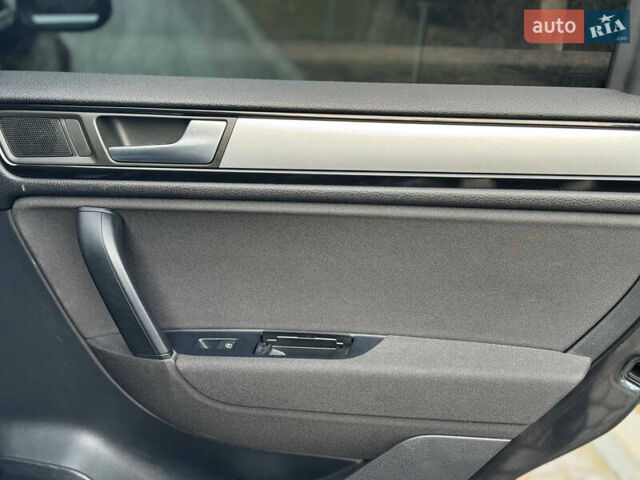 Сірий Фольксваген Туарег, об'ємом двигуна 3 л та пробігом 229 тис. км за 18100 $, фото 21 на Automoto.ua
