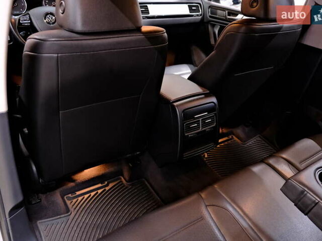 Серый Фольксваген Туарег, объемом двигателя 3 л и пробегом 219 тыс. км за 17900 $, фото 34 на Automoto.ua