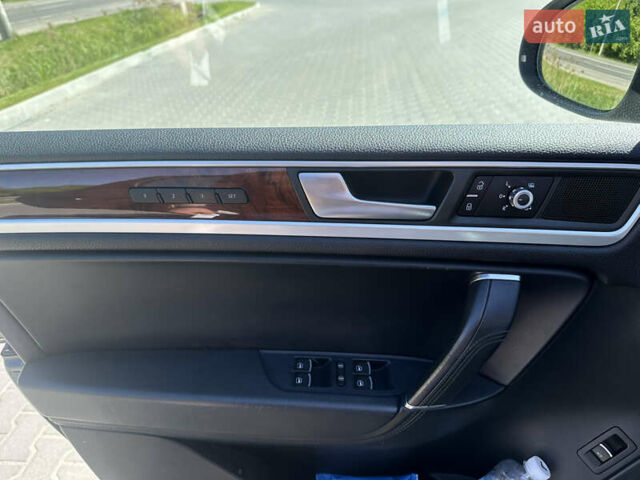 Серый Фольксваген Туарег, объемом двигателя 0 л и пробегом 211 тыс. км за 21450 $, фото 48 на Automoto.ua