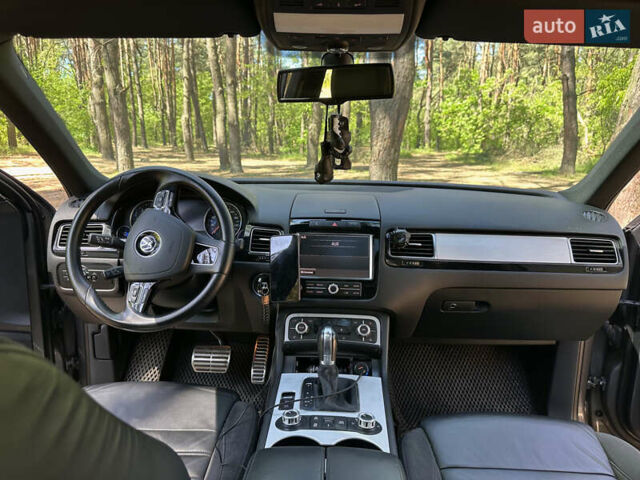 Серый Фольксваген Туарег, объемом двигателя 2.97 л и пробегом 224 тыс. км за 28086 $, фото 15 на Automoto.ua