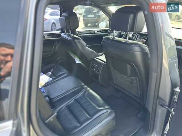 Серый Фольксваген Туарег, объемом двигателя 3 л и пробегом 295 тыс. км за 21500 $, фото 6 на Automoto.ua