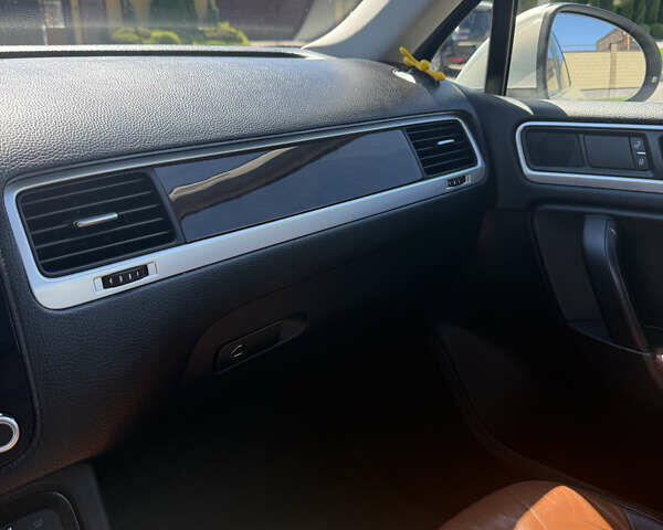 Серый Фольксваген Туарег, объемом двигателя 2.97 л и пробегом 330 тыс. км за 16500 $, фото 14 на Automoto.ua