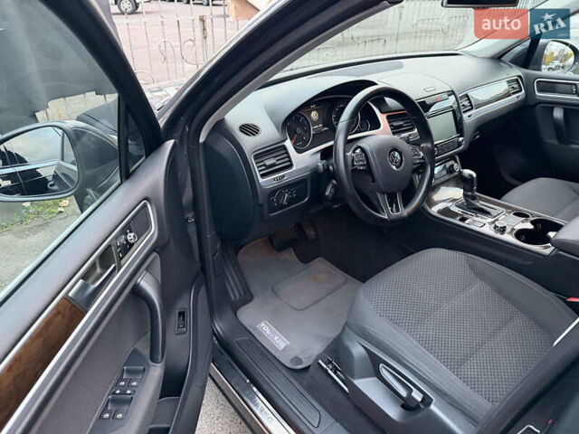 Серый Фольксваген Туарег, объемом двигателя 2.97 л и пробегом 223 тыс. км за 16500 $, фото 5 на Automoto.ua