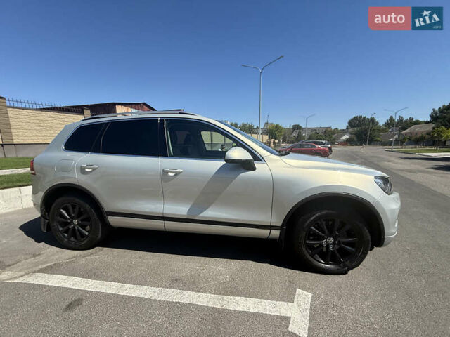 Серый Фольксваген Туарег, объемом двигателя 2.97 л и пробегом 330 тыс. км за 16500 $, фото 3 на Automoto.ua