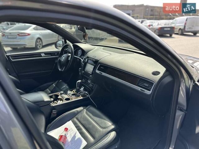 Серый Фольксваген Туарег, объемом двигателя 3 л и пробегом 295 тыс. км за 21500 $, фото 5 на Automoto.ua