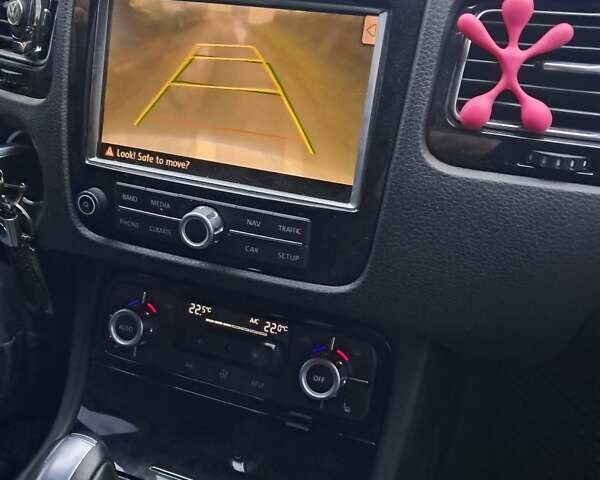 Серый Фольксваген Туарег, объемом двигателя 3 л и пробегом 267 тыс. км за 17500 $, фото 4 на Automoto.ua