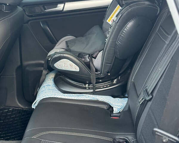 Сірий Фольксваген Туарег, об'ємом двигуна 3 л та пробігом 229 тис. км за 18100 $, фото 27 на Automoto.ua