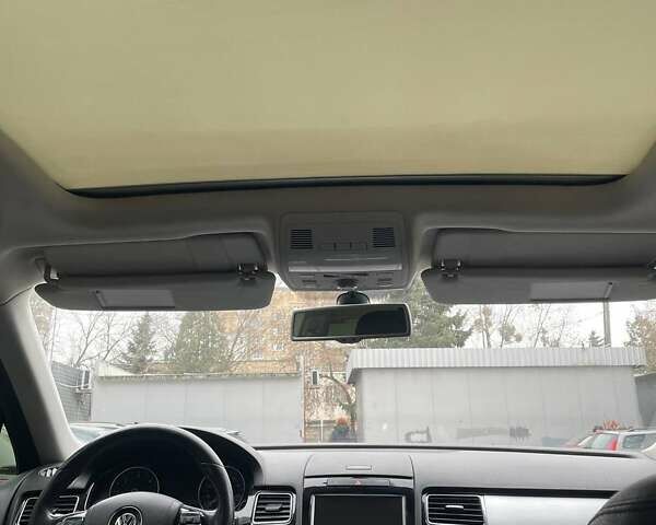 Сірий Фольксваген Туарег, об'ємом двигуна 3 л та пробігом 210 тис. км за 20700 $, фото 4 на Automoto.ua