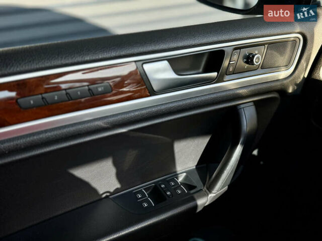 Серый Фольксваген Туарег, объемом двигателя 3 л и пробегом 222 тыс. км за 20800 $, фото 15 на Automoto.ua