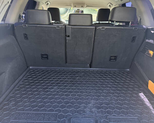 Серый Фольксваген Туарег, объемом двигателя 2.97 л и пробегом 330 тыс. км за 16500 $, фото 17 на Automoto.ua