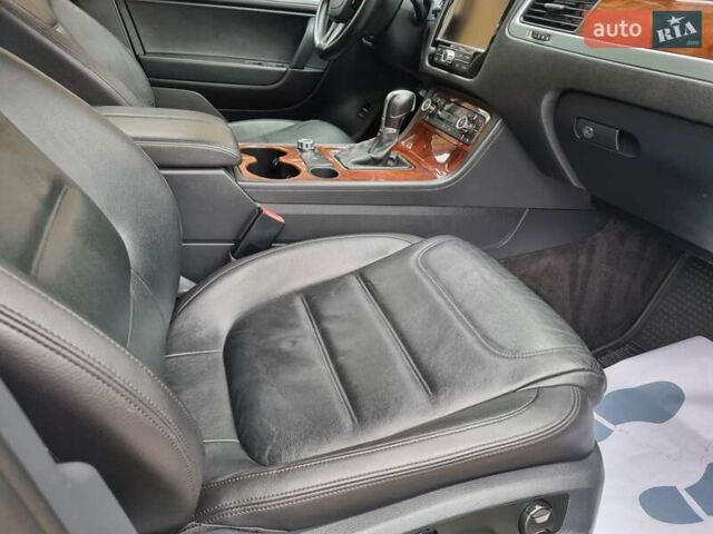 Фольксваген Туарег 2013 в Ровно на Automoto.ua Серый Фольксваген Туарег, объемом двигателя 3 л и пробегом 311 тыс. км за 20999 $, фото 46 на Automoto.ua