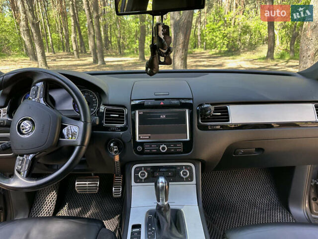 Серый Фольксваген Туарег, объемом двигателя 2.97 л и пробегом 224 тыс. км за 28086 $, фото 17 на Automoto.ua