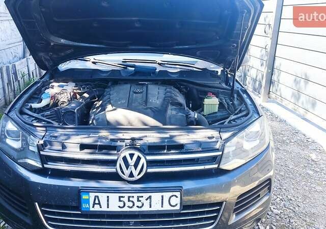 Серый Фольксваген Туарег, объемом двигателя 3 л и пробегом 319 тыс. км за 17500 $, фото 3 на Automoto.ua