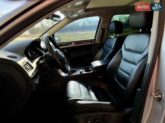 Серый Фольксваген Туарег, объемом двигателя 3 л и пробегом 222 тыс. км за 20800 $, фото 16 на Automoto.ua