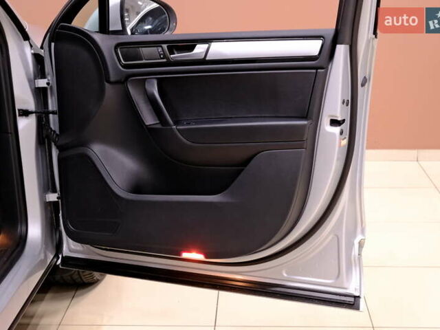 Серый Фольксваген Туарег, объемом двигателя 3 л и пробегом 219 тыс. км за 17900 $, фото 40 на Automoto.ua