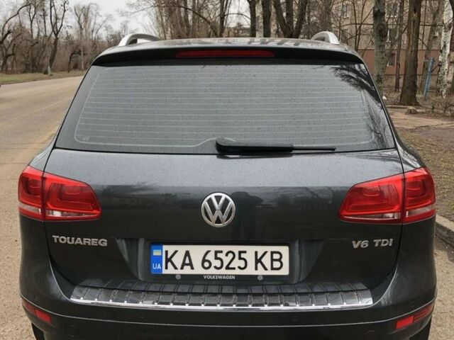 Серый Фольксваген Туарег, объемом двигателя 3 л и пробегом 263 тыс. км за 17000 $, фото 2 на Automoto.ua