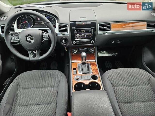 Сірий Фольксваген Туарег, об'ємом двигуна 2.97 л та пробігом 263 тис. км за 18790 $, фото 32 на Automoto.ua