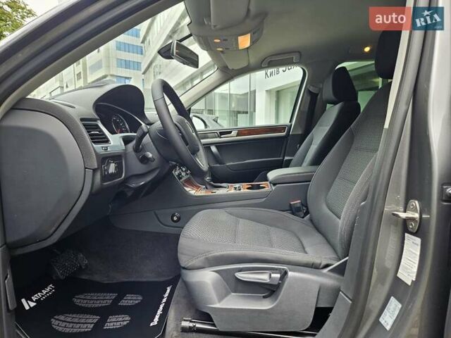 Сірий Фольксваген Туарег, об'ємом двигуна 2.97 л та пробігом 263 тис. км за 18790 $, фото 17 на Automoto.ua